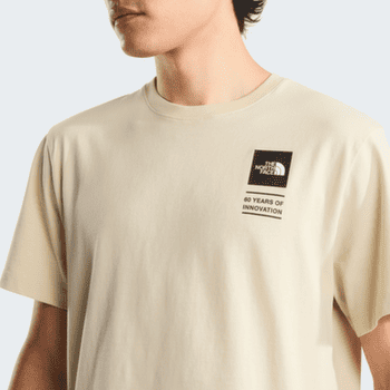 Tricou cu mânecă scurtă The North Face Icon Celebration Regular Short Sleeve Tee-Graphic Men DOM DESERT STONE