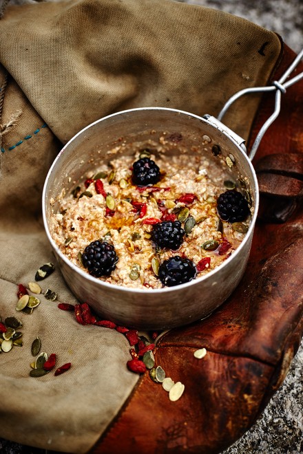 Letní ovesná kaše uvařená v polních podmínkách